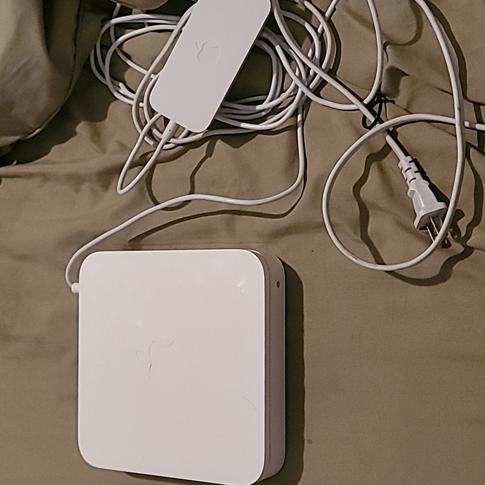 Apple "Time Capsule" Router & Charger - Picture 4 of 4